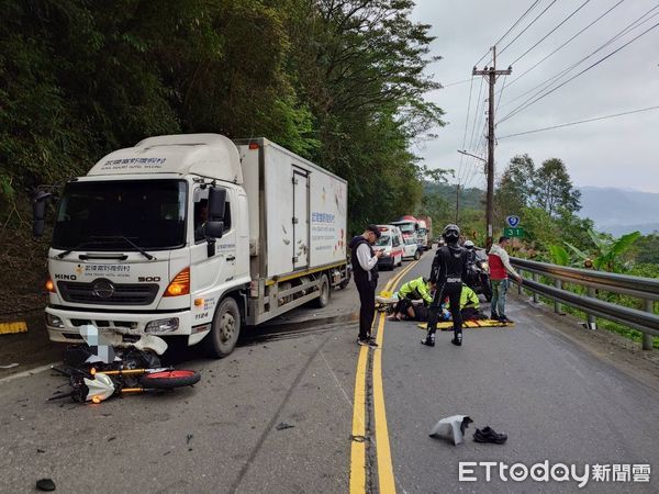 ▲蔡女無照騎車北宜跑山，彎道失控自摔撞對向貨車。（圖／記者陸運陞翻攝）