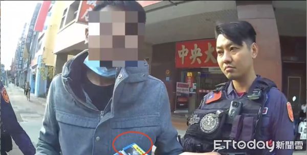 ▲男子把毒品藏在香煙盒當中             。（圖／記者吳奕靖翻攝）