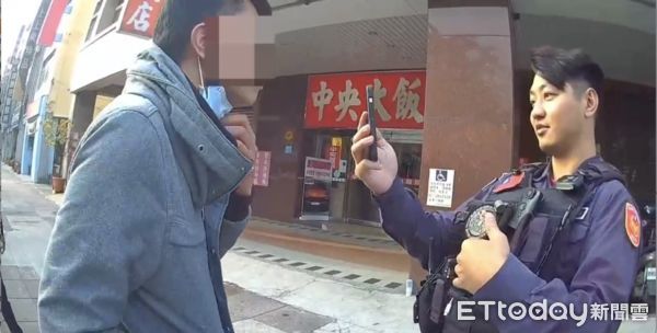 ▲男子把毒品藏在香煙盒當中             。（圖／記者吳奕靖翻攝）