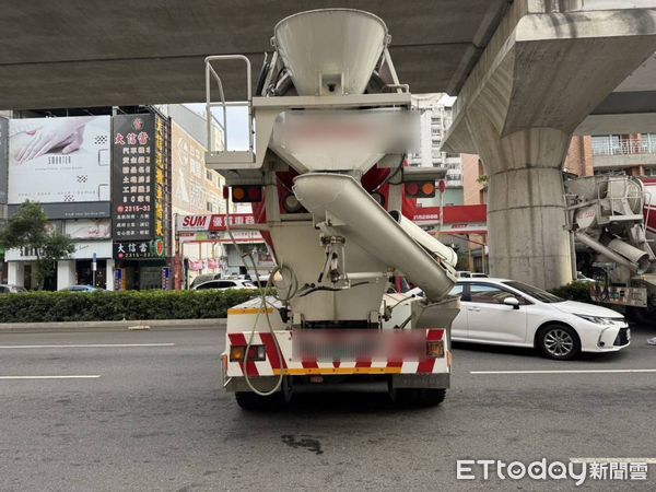 ▲▼台中水泥車亂停灌漿...起步GG了撞上轎車　文心路一度壅塞。（圖／記者許權毅翻攝）