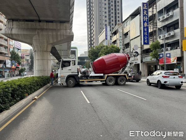 ▲▼台中水泥車亂停灌漿...起步GG了撞上轎車　文心路一度壅塞。（圖／記者許權毅翻攝）