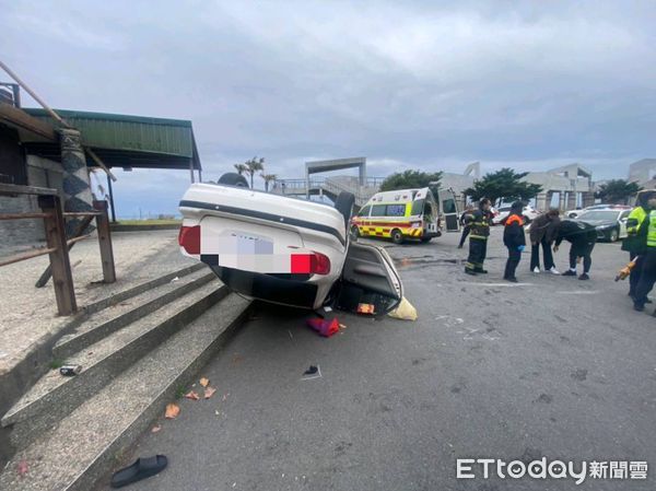 ▲自小客超車不慎翻覆。（圖／記者楊漢聲翻攝）