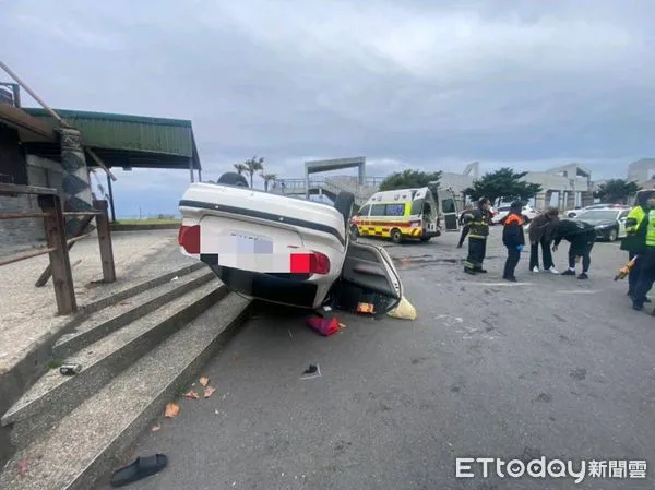 ▲自小客超車不慎翻覆。（圖／記者楊漢聲翻攝）