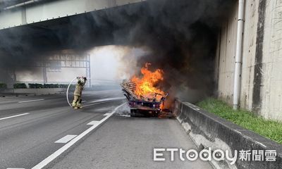 國1後壁路段火燒車！恐怖黑煙吞沒高架橋　整車淘寶貨成焦炭