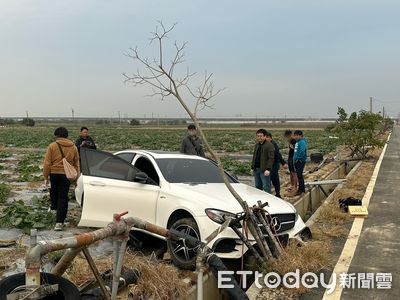 試車搶走500萬賓士AMG逃4天　撞警車再衝進田裡...超糗畫面曝