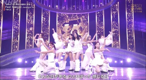 ▲▼ 日本紅白／韓星全「白衣繫黑絲帶」　TWICE開麥甜美唱跳〈TT〉。（圖／翻攝自推特）