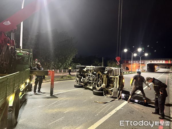 ▲▼台東發生車禍，一輛箱型車翻覆。（圖／記者楊漢聲翻攝）