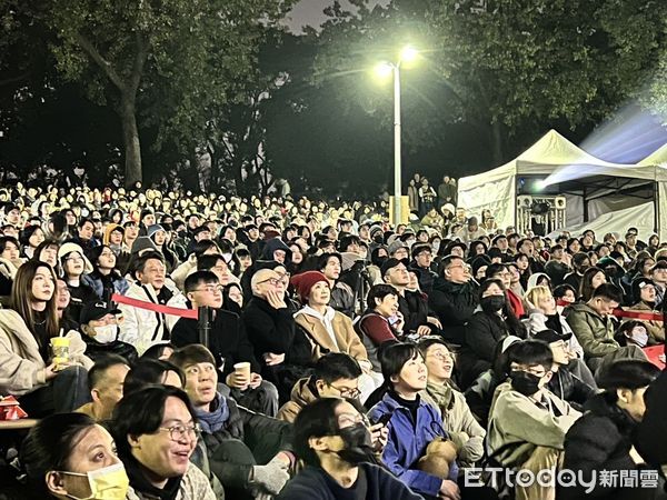 ▲導演蔡明亮、演員楊貴媚和李康生，到大安森林公園陪網友「一邊哭一邊跨年」。（圖／讀者提供）