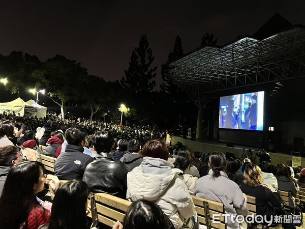 ▲導演蔡明亮、演員楊貴媚和李康生，到大安森林公園陪網友「一邊哭一邊跨年」。（圖／讀者提供）