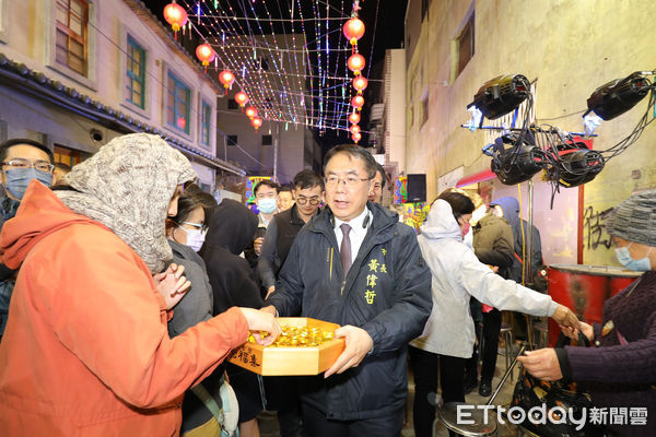 ▲台南市長黃偉哲31日晚間子時一刻（23時15分）親至中西區四聯境老古石集福宮，與佛教會旻慧理事長及天主教林吉男主教一同敲響跨年鐘聲。（圖／記者林東良翻攝，下同）