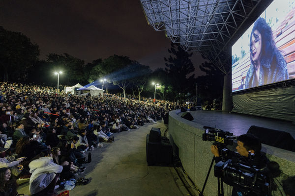 ▲大安森林公園湧入三千人「一邊哭一邊跨年」，導演蔡明亮、演員李康生、楊貴媚到場陪哭。（圖／國家影視聽中心提供）