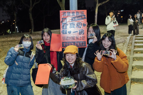 ▲大安森林公園湧入三千人「一邊哭一邊跨年」，導演蔡明亮、演員李康生、楊貴媚到場陪哭。（圖／國家影視聽中心提供）