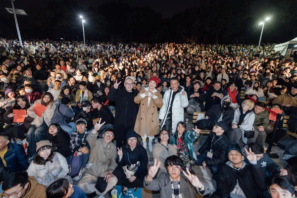 ▲大安森林公園湧入三千人「一邊哭一邊跨年」，導演蔡明亮、演員李康生、楊貴媚到場陪哭。（圖／國家影視聽中心提供）