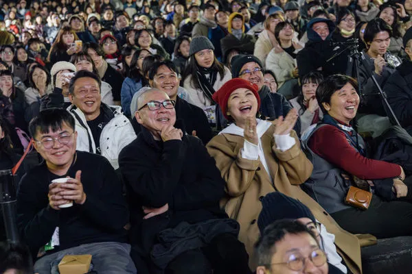 ▲大安森林公園湧入三千人「一邊哭一邊跨年」，導演蔡明亮、演員李康生、楊貴媚到場陪哭。（圖／國家影視聽中心提供）