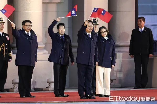 国旗　歓迎日軍 錦縣右屯衛萬國道徳分會 賴清德、蕭美琴穿GORE-TEX空軍英倫風衣出席總統府元旦升旗| ETtoday