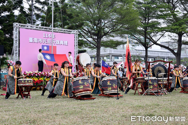 ▲台南市政府於1日上午分別於新營區南瀛綠都心公園及永華市政中心西拉雅廣場舉辦升旗典禮，由市長黃偉哲帶領市府團隊各局處首長出席。（圖／記者林東良翻攝，下同）