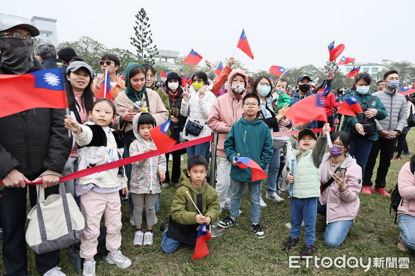 ▲台南市政府於1日上午分別於新營區南瀛綠都心公園及永華市政中心西拉雅廣場舉辦升旗典禮，由市長黃偉哲帶領市府團隊各局處首長出席。（圖／記者林東良翻攝，下同）