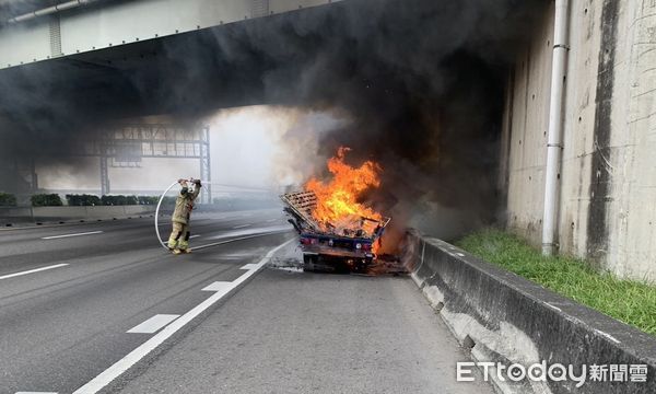 ▲國道1號南下281公里台南後壁路段，1日上午發生小貨車行進中起火，造成小貨車及車上貨品被燒燬。（圖／民眾提供，下同）