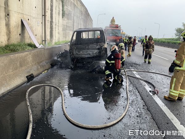 ▲國道1號南下281公里台南後壁路段，1日上午發生小貨車行進中起火，造成小貨車及車上貨品被燒燬。（圖／民眾提供，下同）