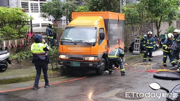 ▲▼     送貨司機遭貨車壓車底        。（圖／記者黃彥傑攝）