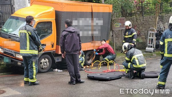 ▲▼     送貨司機遭貨車壓車底        。（圖／記者黃彥傑攝）