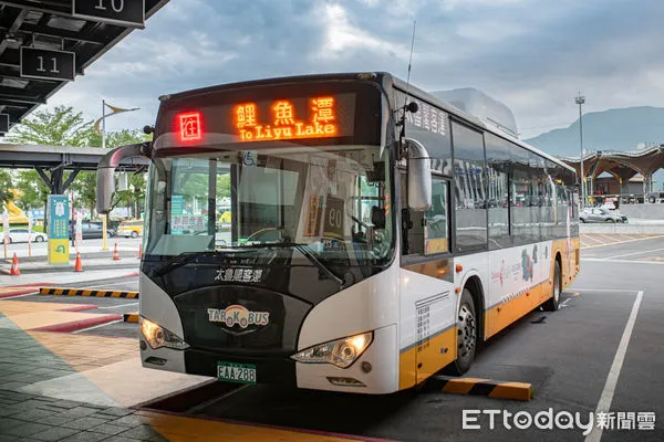 ▲▼花蓮台灣好行郵輪式公車沿途停靠著名景點，受到民眾熱烈歡迎。（圖／縱管處提供，下同）