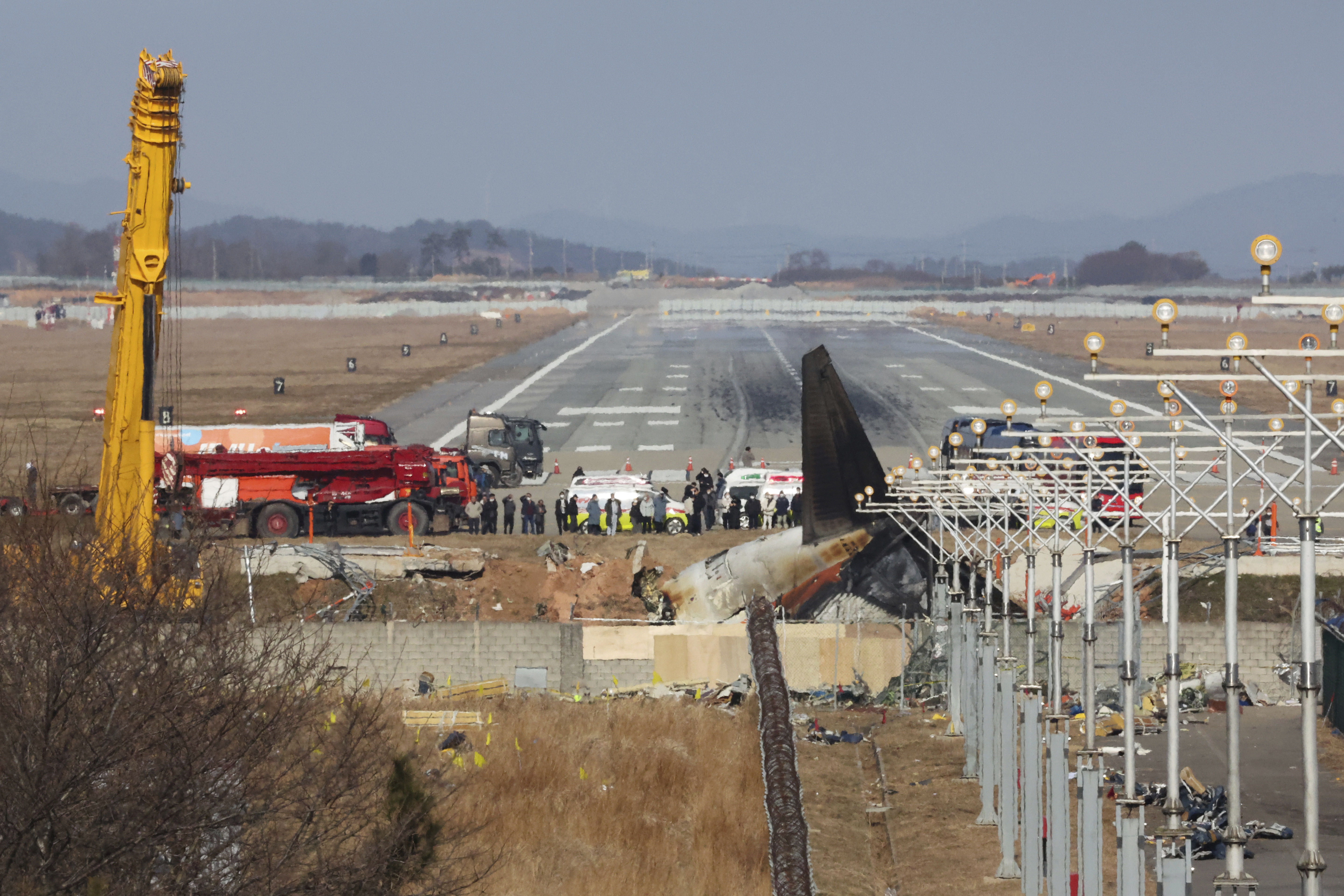 ▲▼濟州航空迫降務安機場時衝出跑道，撞上尾端的混凝土牆後爆炸。（圖／達志影像／美聯社）