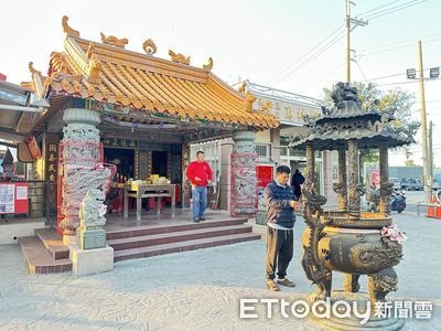 讓你快發財！高雄泡麵土地公廟爆紅　搶搭蛇年推幸運物「發財筷」