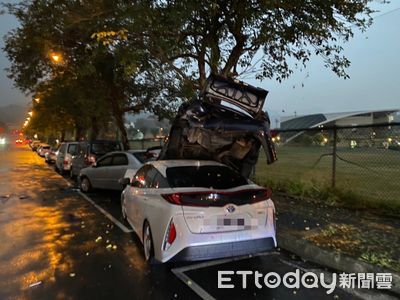 台中白車撞路邊3車！第一輛被鏟後輪懸空　肇事駕駛稱恍神