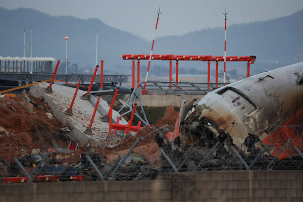 ▲▼濟州航空迫降務安機場時衝出跑道，撞上尾端的混凝土牆後爆炸。（圖／路透）