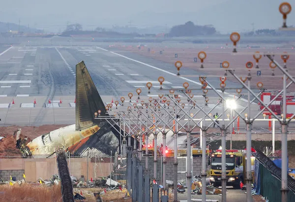 ▲▼濟州航空迫降務安機場時衝出跑道，撞上尾端的混凝土牆後爆炸。（圖／路透）