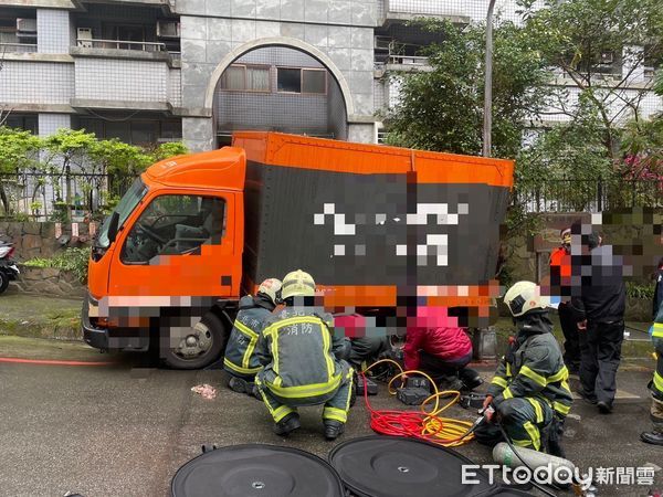 ▲警方調查駕駛疑因未拉手煞車釀禍。（圖／記者張君豪翻攝）