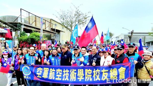 ▲2025年開國紀念日，空軍航空技術學院校友總會，總會長廖盛芳登高一呼，首度在台南發起升旗遊行牛肉湯活動。（圖／記者林東良翻攝，下同）