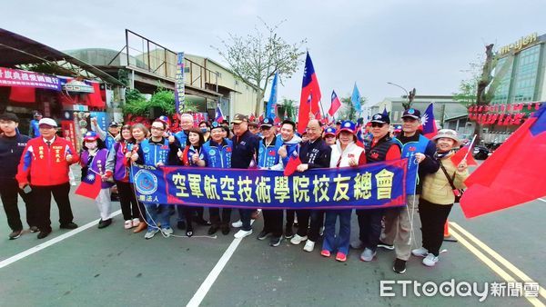 ▲2025年開國紀念日，空軍航空技術學院校友總會，總會長廖盛芳登高一呼，首度在台南發起升旗遊行牛肉湯活動。（圖／記者林東良翻攝，下同）