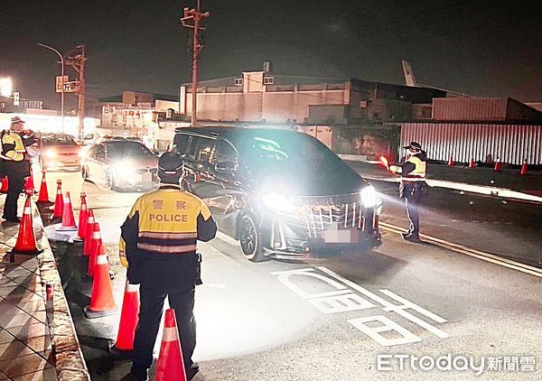 ▲桃園市楊梅警分局昨晚會同環保局聯合稽查汽機車。（圖／記者沈繼昌翻攝）