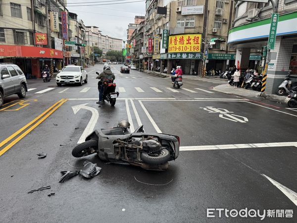 ▲柳男機車遭撞倒地，肇事的許男卻直接駛哩，到案卻稱不知發生車禍。（圖／記者陸運陞翻攝）