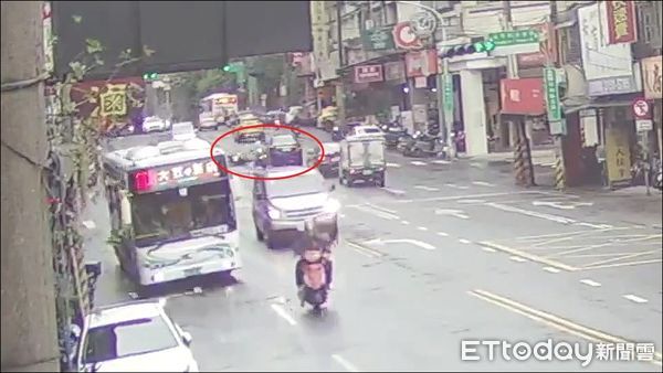 ▲柳男機車遭撞倒地，肇事的許男卻直接駛哩，到案卻稱不知發生車禍。（圖／記者陸運陞翻攝）