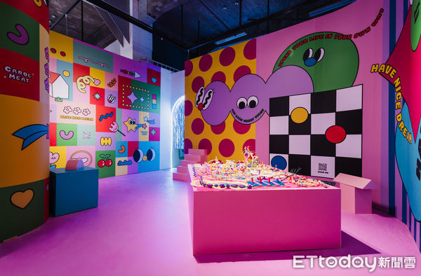 ▲「Carol Meat」運用幾何風格的布料編織，打造色彩繽紛的展覽空間。（圖／記者許宥孺翻攝）