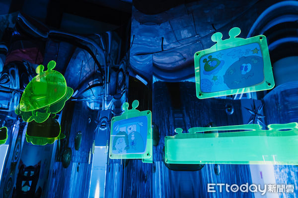 ▲「KINGJUN」結合鏡面及閃亮的複合材質，打造視覺效果十足的迷幻情境。（圖／記者許宥孺翻攝）