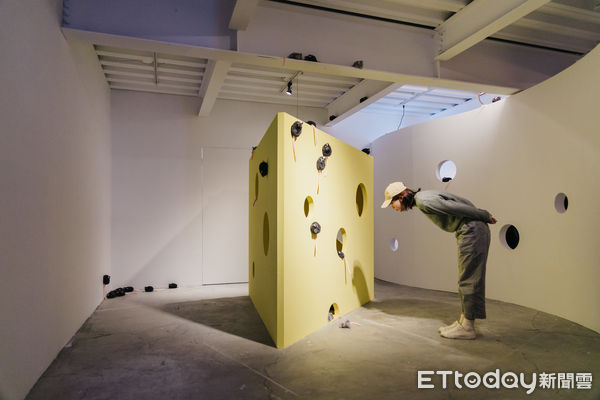 ▲ 擅長布料創作的「Bio_ogist」以絨毛玩偶及巨大裝置，展現超現實的幽默創意。（圖／記者許宥孺翻攝）