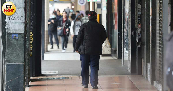 小鬼父親心急如焚，已向警方報案，希望能透過外交力量讓兒子盡快回家。（圖／趙世勳攝）