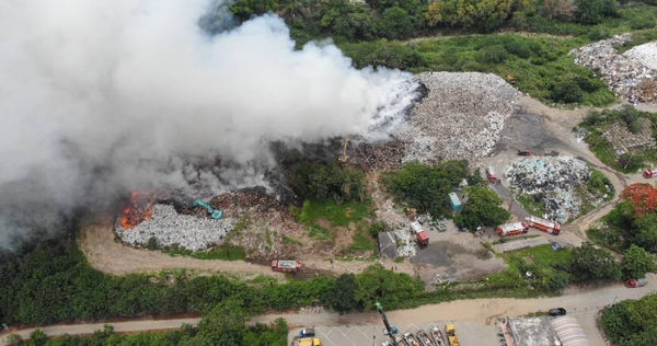 南投縣迄今垃圾囤積量近26萬噸，其中名間鄉堆置的4.5萬噸垃圾山2024年5月18日因沼氣起火燃燒，垃圾處理問題受到國人關注。（圖／報系資料照）