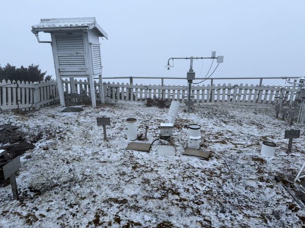 ▲▼玉山觀測站雨夾冰霰。（圖／中央氣象署提供）