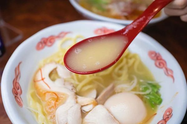 ▲▼晚來了吃不到！日本藏身暗巷米其林拉麵，會黏唇的濃厚系雞白湯。（圖／部落客美熊提供）