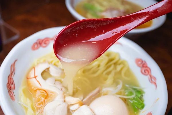 ▲▼晚來了吃不到！日本藏身暗巷米其林拉麵，會黏唇的濃厚系雞白湯。（圖／部落客美熊提供）