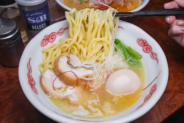 ▲▼晚來了吃不到！日本藏身暗巷米其林拉麵，會黏唇的濃厚系雞白湯。（圖／部落客美熊提供）