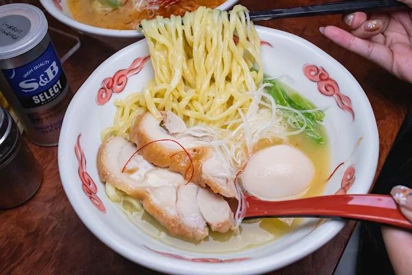 ▲▼晚來了吃不到！日本藏身暗巷米其林拉麵，會黏唇的濃厚系雞白湯。（圖／部落客美熊提供）