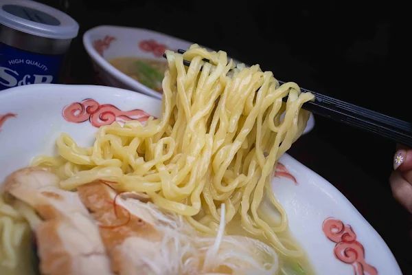 ▲▼晚來了吃不到！日本藏身暗巷米其林拉麵，會黏唇的濃厚系雞白湯。（圖／部落客美熊提供）