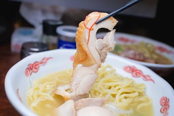 ▲▼晚來了吃不到！日本藏身暗巷米其林拉麵，會黏唇的濃厚系雞白湯。（圖／部落客美熊提供）