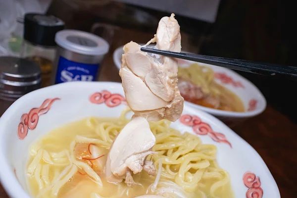 ▲▼晚來了吃不到！日本藏身暗巷米其林拉麵，會黏唇的濃厚系雞白湯。（圖／部落客美熊提供）